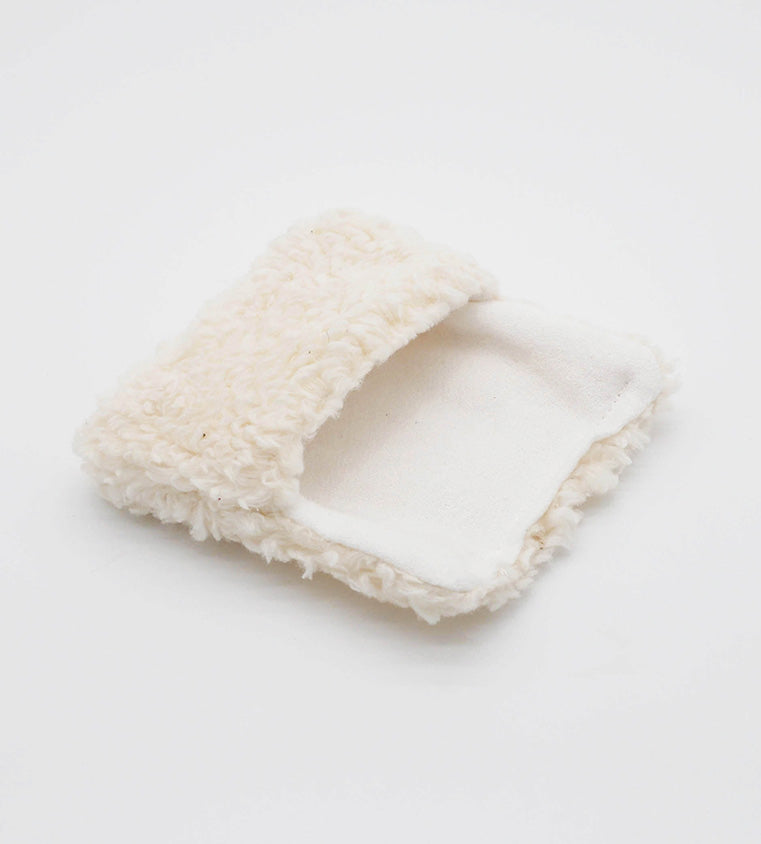 Innovative pocket design with flannel lining for extra grip. Double-sided 600 GSM organic sherpa cotton, perfect for targeted cleansing.
